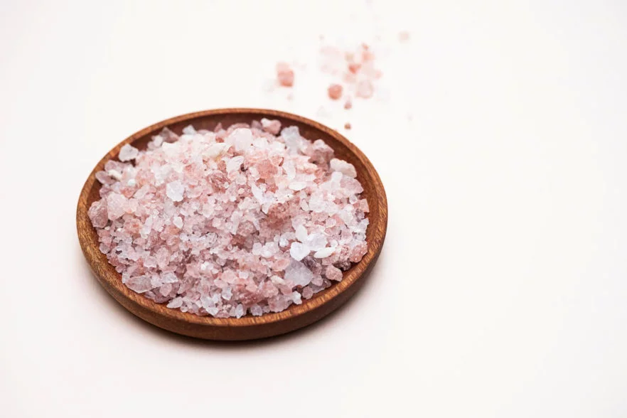 himalayan pink salt in wooden bowl close up